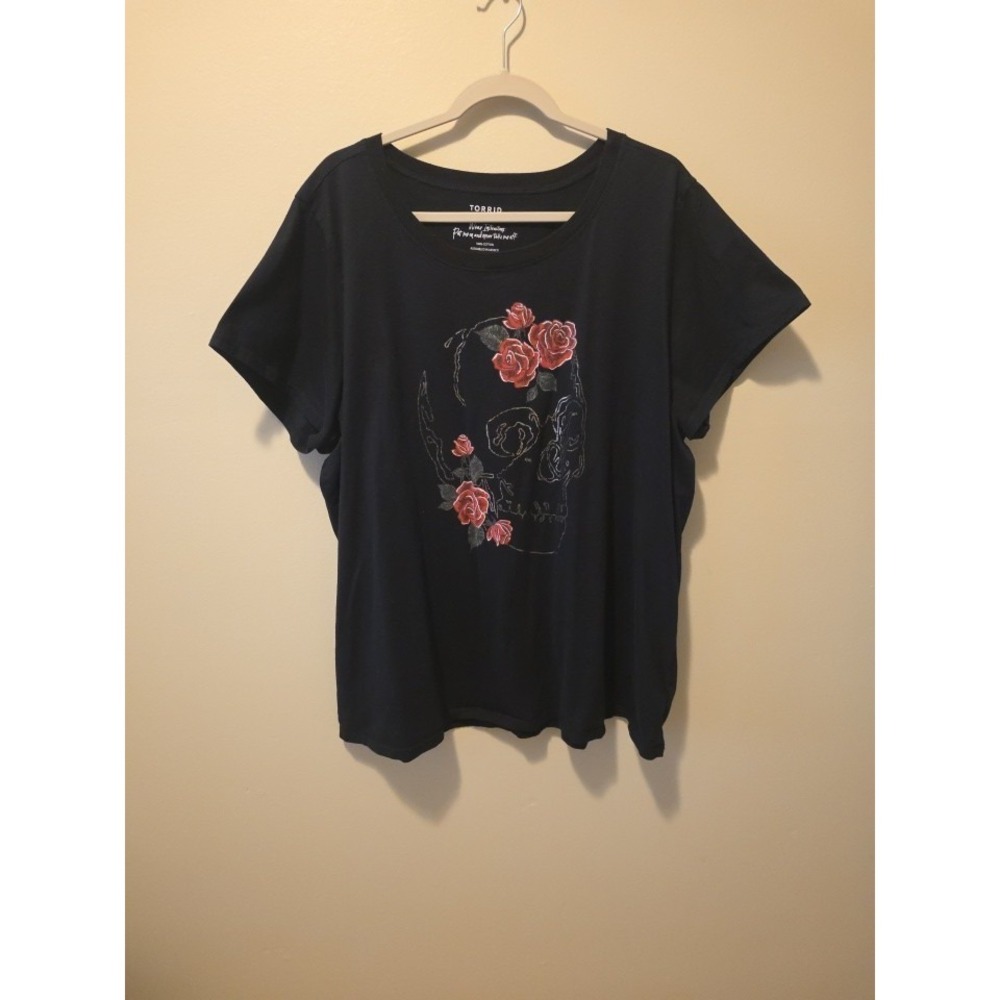Torrid Black And Gold Cotton graphic t-shirt, With skull and roses print, 4 (4X)